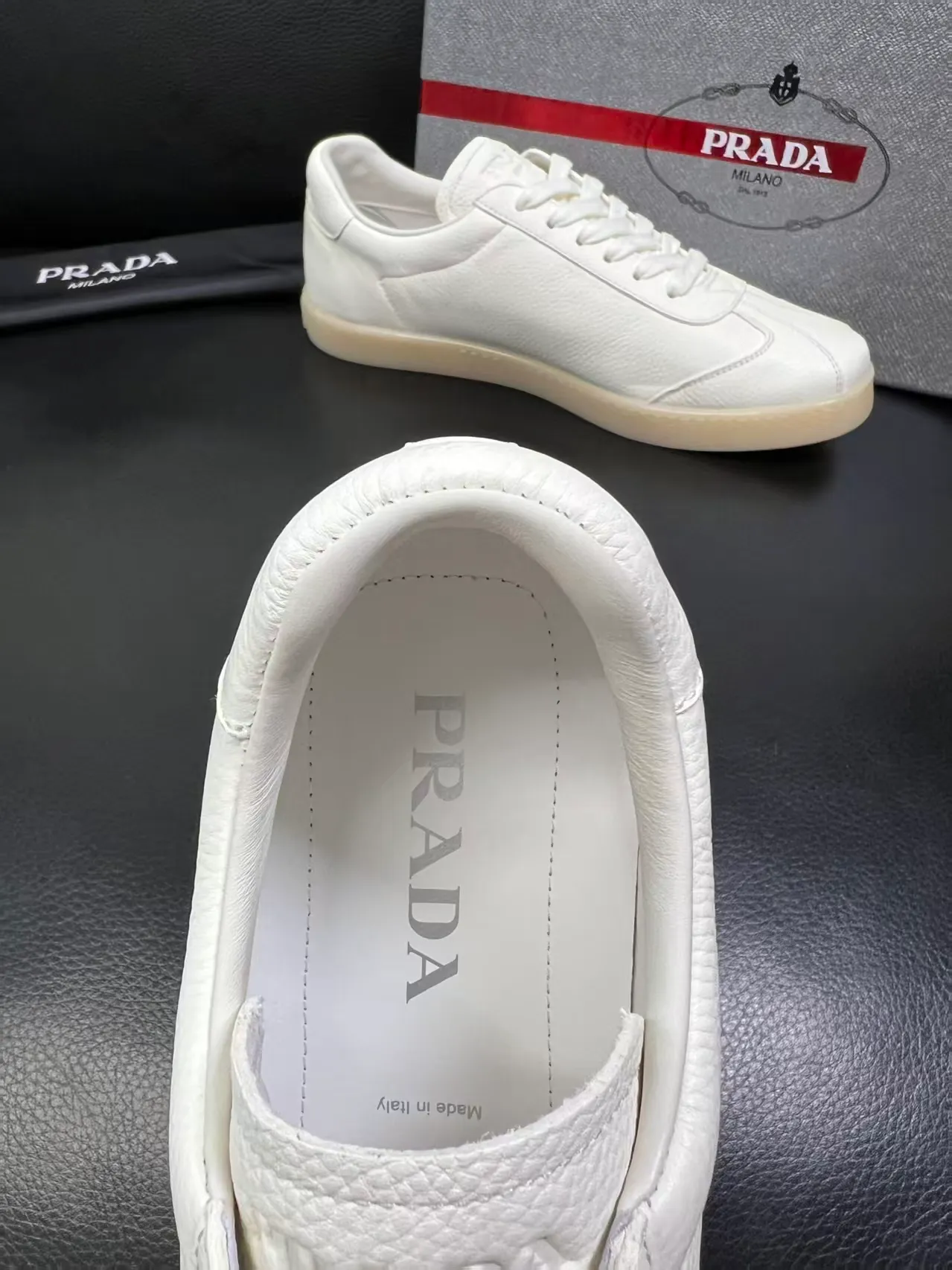 P380 38-45 Prada Prada’s new men’s leather sneakers, the highest version on the market, any comparison is welcome🆚! The original leather has excellent texture and is super high-end! Fetal sheep net lining imported from Italy, removable pad! Luxurious materials and fine workmanship, highly recommended! No. 058